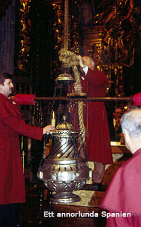 Rökelsekaret tänds i Santiago de Compostelas katedral.