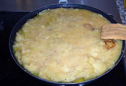Tillsätt ägg- och potatisblandningen i pannan och sprid ut den jämt