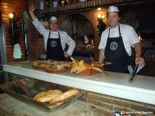 Helstekt lamm och spädgris tillagade i vedeldad ugn, här vid restaurang El Molino i Algete, norr om Madrid.