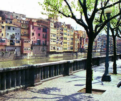 Det är också värt att göra en avstickare till Girona, en och en halv timme utanför Barcelona med tåg.