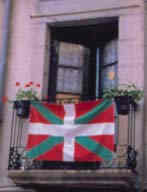 Den baskiska flaggan på en balkong i Pamplona, Navarra