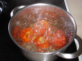 För att lättare kunna skala tomaterna, lägger jagdom i kokande vatten under en knapp minut.