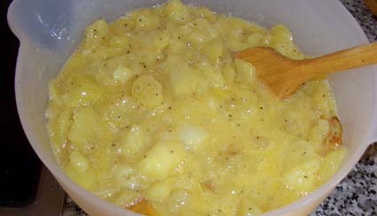 Häll potatisblandningen i skålen tillsammans med äggen och rör om