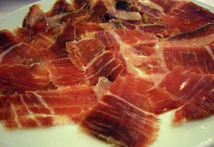 Ett fat uppskuren jamón, en delikatess!