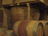 Bakom ekfaten står de gamla lerkrukorna där vinet lagrades förr.