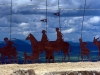 Efter en stigande klättring mellan Cizur och Puente de la Reina (Navarra), så når du detta moderna pilgrimsmonumentet. (734 m ö h)