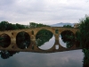 Den kända bron i Puente de la Reina, Navarra, som korsar floden Arga.