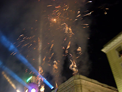 Så är det nytt år och fyrverkerierna runt Puerta del Sol, Madrid, sprakar loss!