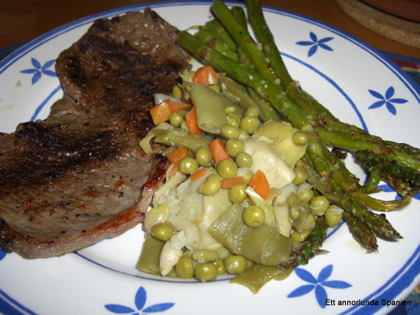 Menestra de verduras passar utmärkt till kött, förutom grönsakerna serveras här även grillad grön sparris - Trigueros a la plancha.