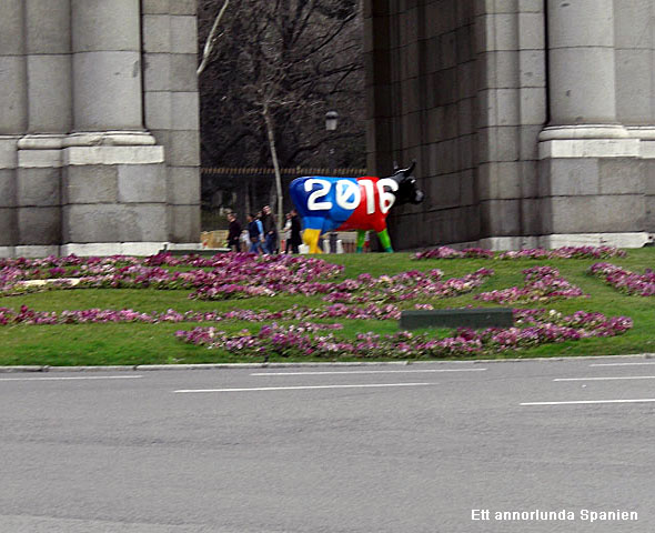 En av kossorna på Cow Parade vid Puerta de Alcalá, Madrid i januari i år